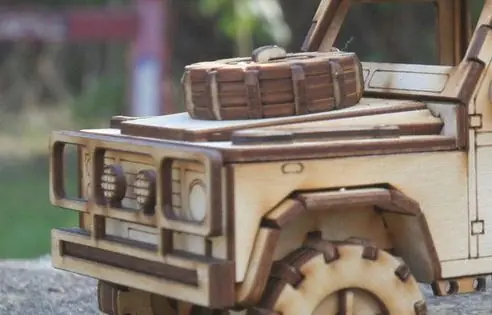 Holzmodell - Reserverad Motorhaube Markenprodukt