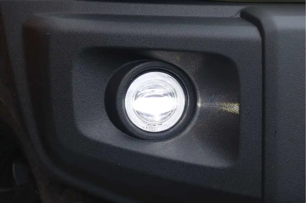 Neue Ware Einbauset Suzuki Jimny GJ / HJ mit Nolden 90mm Kombileuchten Nebelscheinwerfer und Tagfahrlicht