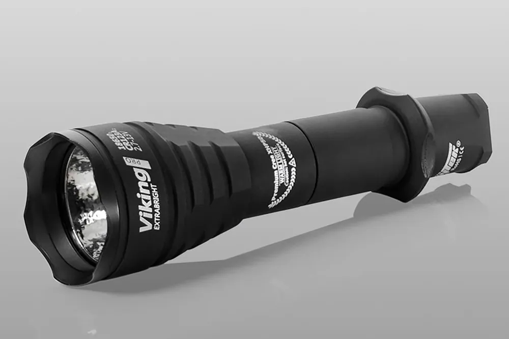 ARMYTEK VIKING PRO XHP50, Taktische Taschenlampe, kalt- und warmweiß Preisknaller