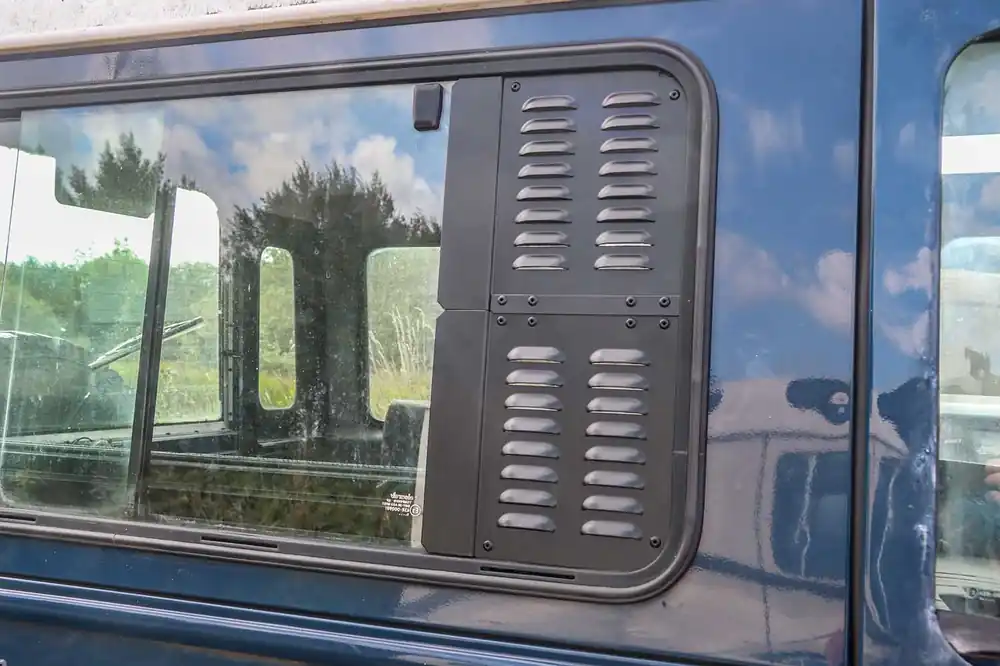 Nakatanenga Lüftungsblech hinten links - Land Rover Defender, bis Baujahr 2016, Schiebefenster Kofferraum, langer Schlitz Zertifiziert
