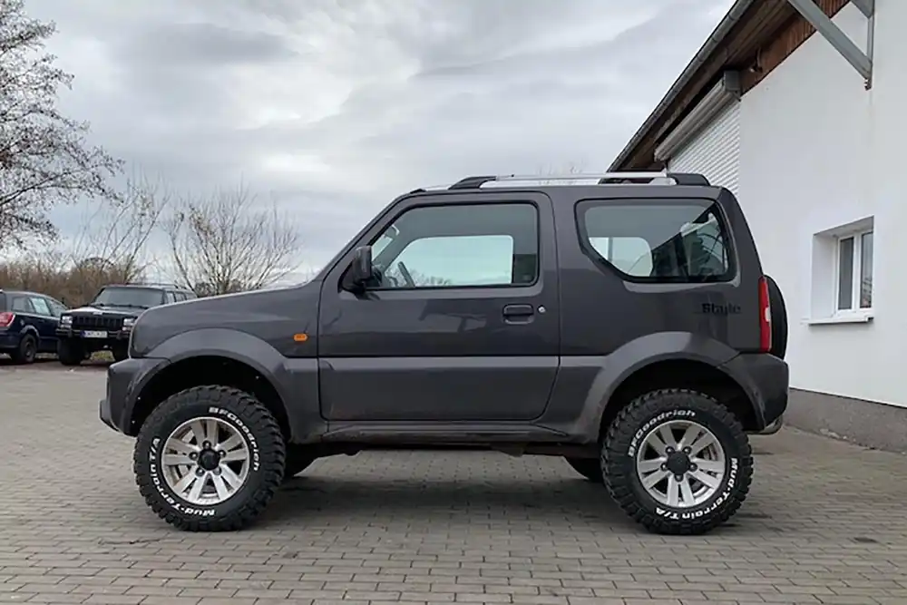 Höherlegungsfahrwerk TREKFINDER für SUZUKI Jimny I +55 mm Sale