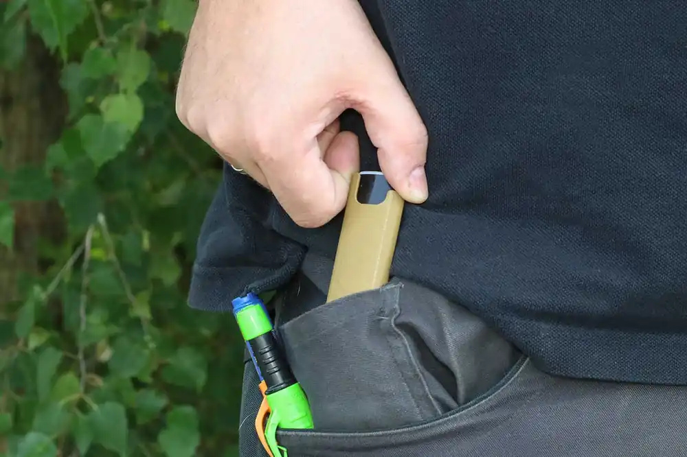 BIC Feuerzeug Mini oder Slim mit Hülle, Farbe: khaki Markenprodukt